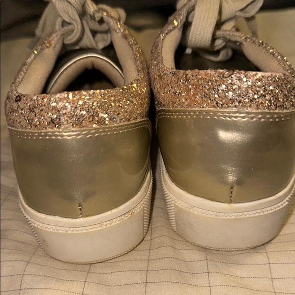 VOLATILE Kids Size 2 Glittery Gold Kids Shoes - Picture 3 of 4